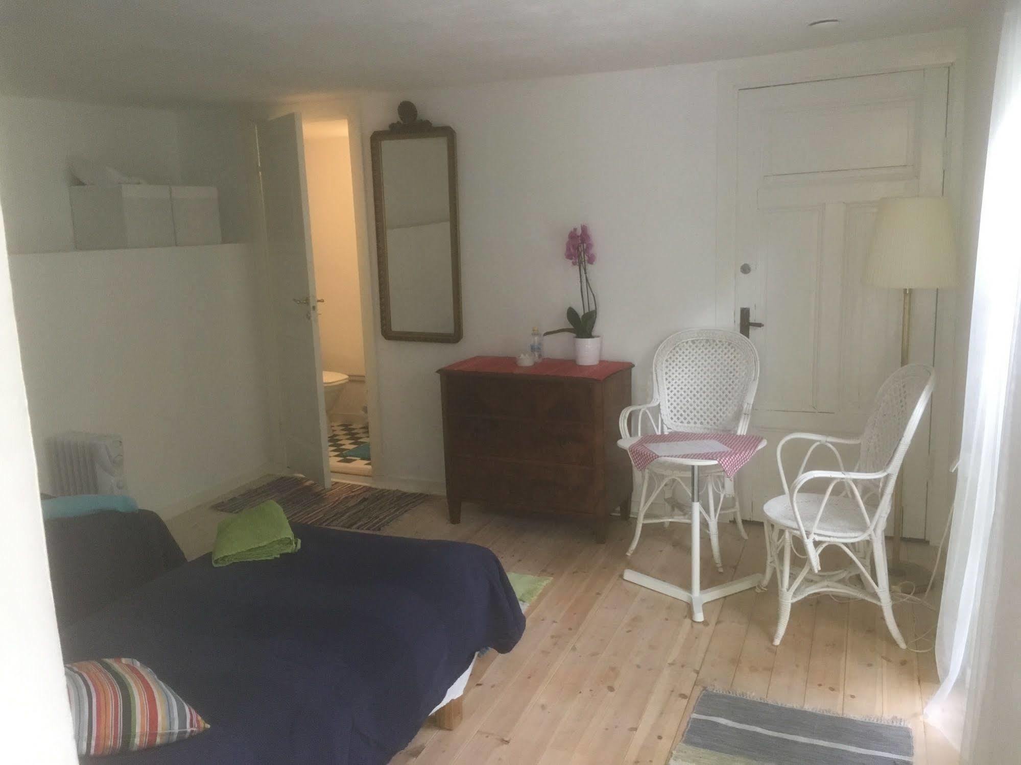 Stockholm B&B Cottage Нака Екстериор снимка